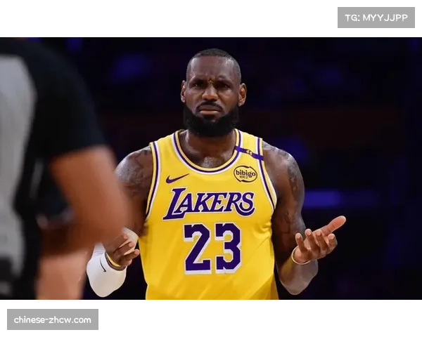 勒布朗身着布莱斯球衣现身看台 现场焦点全被他吸引